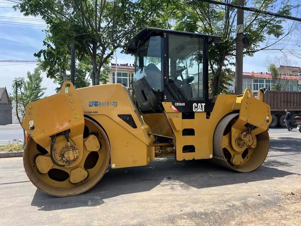 Caterpillar CB564D Double Drum Road Roller 7 Ton Weight With Core Components Engine and Bearing Essential Road Machinery - Дорожній каток: фото 2 Caterpillar CB564D Double Drum Road Roller 7 Ton Weight With Core Components Engine and Bearing Essential Road Machinery - Дорожній каток: фото 2