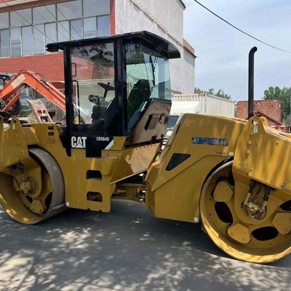 Caterpillar CB564D Double Drum Road Roller 7 Ton Weight With Core Components Engine and Bearing Essential Road Machinery - Дорожній каток: фото 1 Caterpillar CB564D Double Drum Road Roller 7 Ton Weight With Core Components Engine and Bearing Essential Road Machinery - Дорожній каток: фото 1