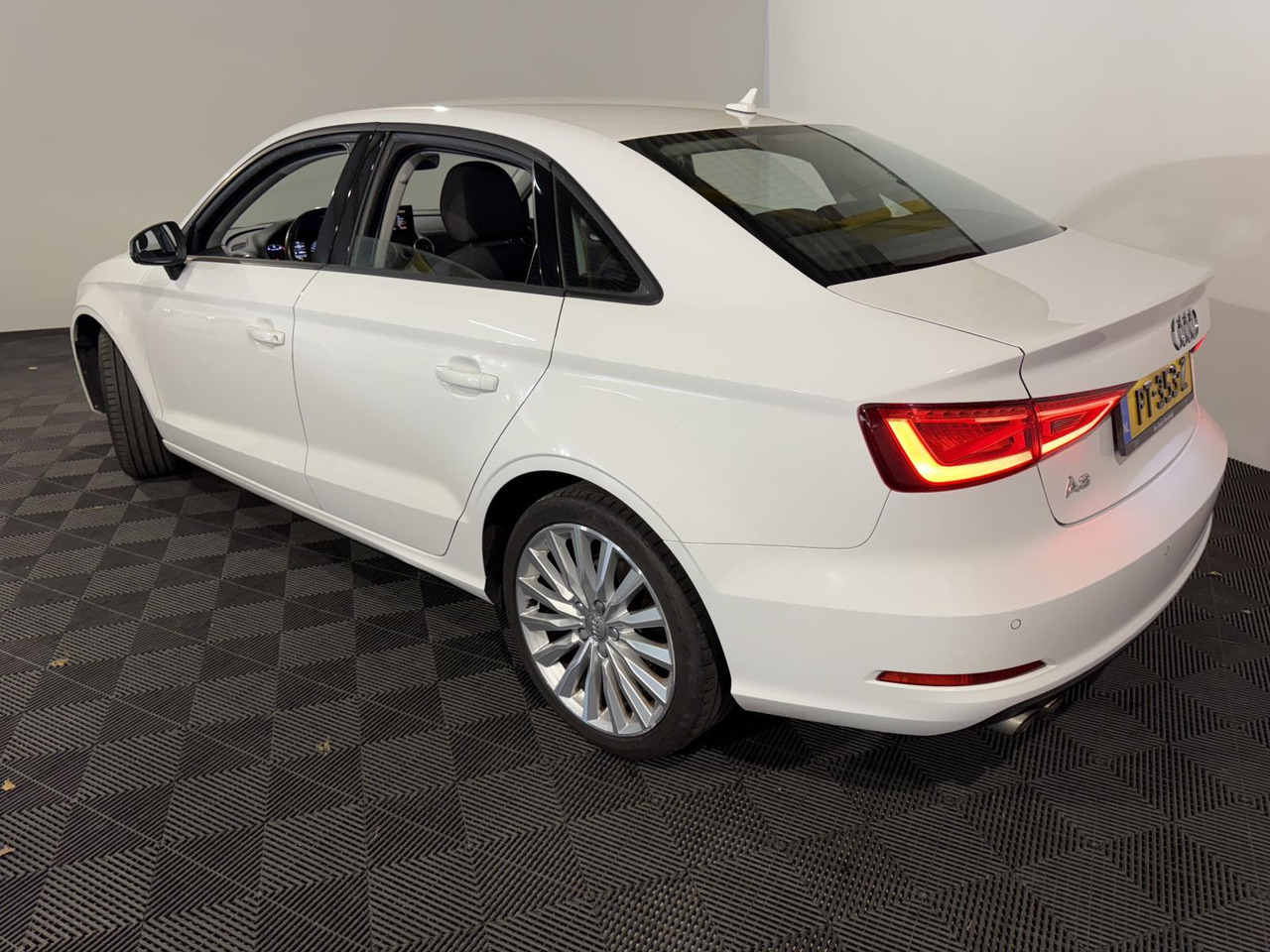 Audi | A3 Limousine | 1.4 TFSI Attraction Pro Line Plus Automaat | 2016 | 256.538 km | PT353Z | Geen oordeel - Седан: фото 4 Audi | A3 Limousine | 1.4 TFSI Attraction Pro Line Plus Automaat | 2016 | 256.538 km | PT353Z | Geen oordeel - Седан: фото 4