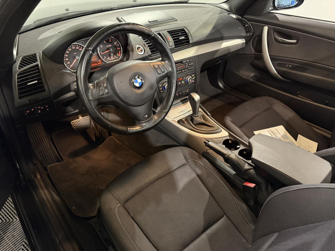 BMW | 1-serie Cabrio | 118i High Executive | 2009 | 114.310 km | 43HZT4 | Logisch - Легковий автомобіль: фото 3 BMW | 1-serie Cabrio | 118i High Executive | 2009 | 114.310 km | 43HZT4 | Logisch - Легковий автомобіль: фото 3