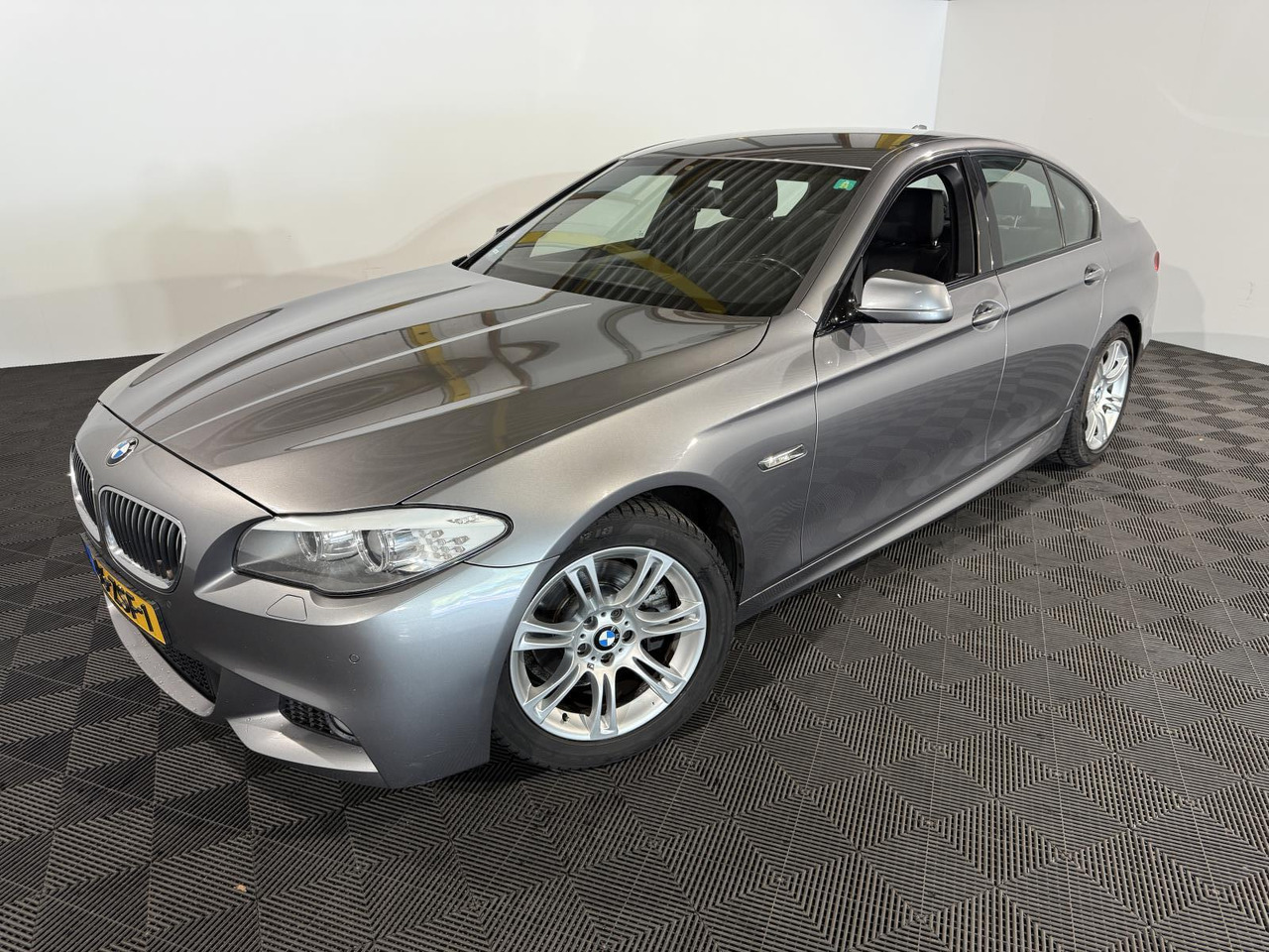 BMW | 5-serie | 520i High Executive | 2013 | 218.545 km | 46ZSF1 | Logisch - Седан: фото 1 BMW | 5-serie | 520i High Executive | 2013 | 218.545 km | 46ZSF1 | Logisch - Седан: фото 1