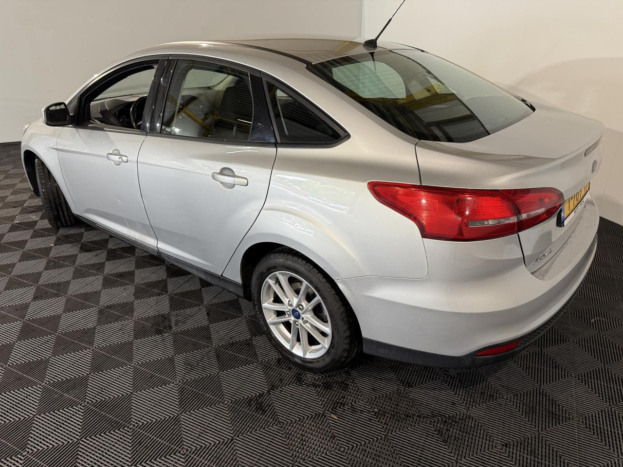 Ford Focus 1.0 Trend Edition 2015 206.005 km T-789-TF - Седан: фото 3 Ford Focus 1.0 Trend Edition 2015 206.005 km T-789-TF - Седан: фото 3