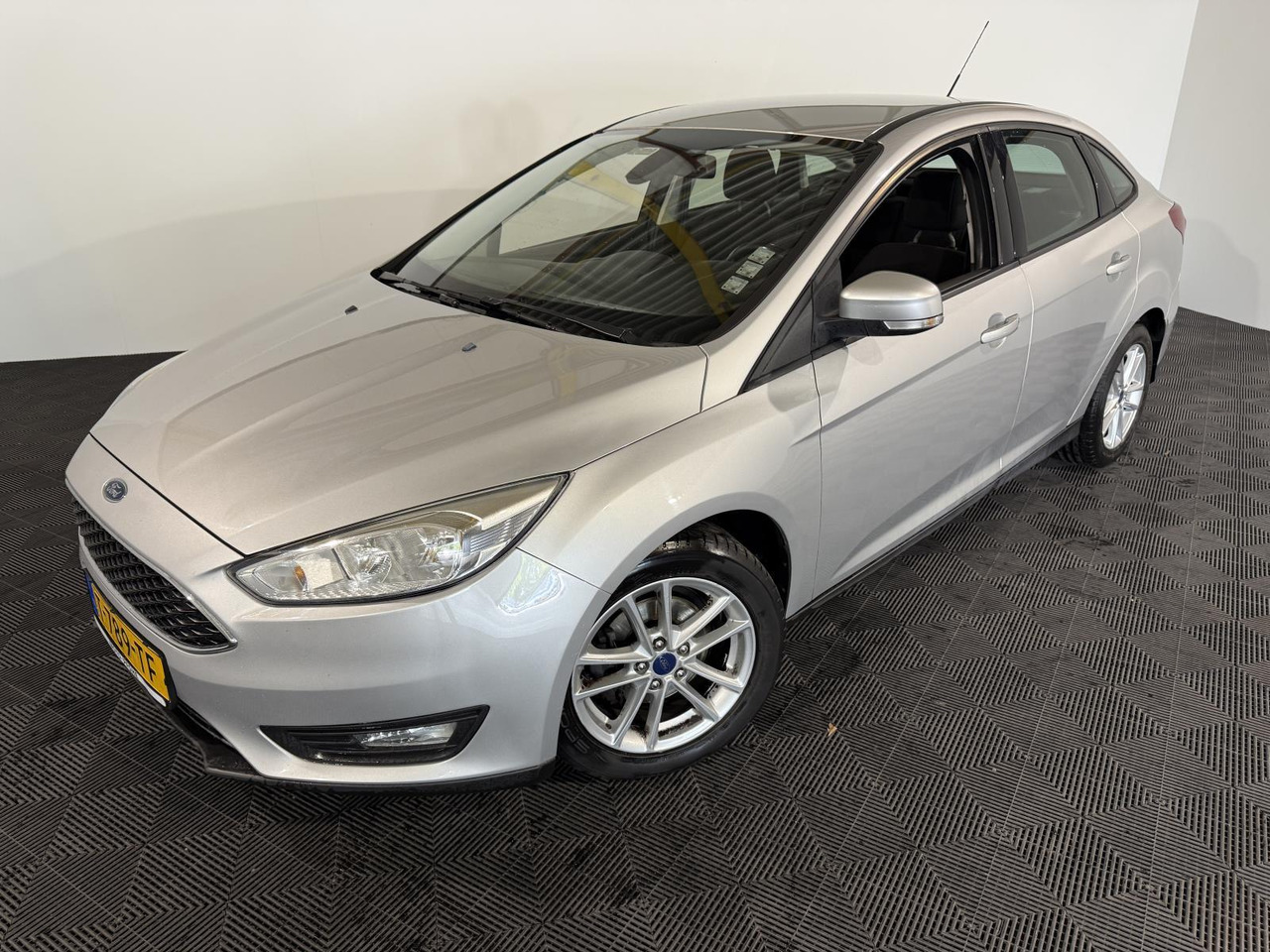 Ford Focus 1.0 Trend Edition 2015 206.005 km T-789-TF - Седан: фото 1 Ford Focus 1.0 Trend Edition 2015 206.005 km T-789-TF - Седан: фото 1