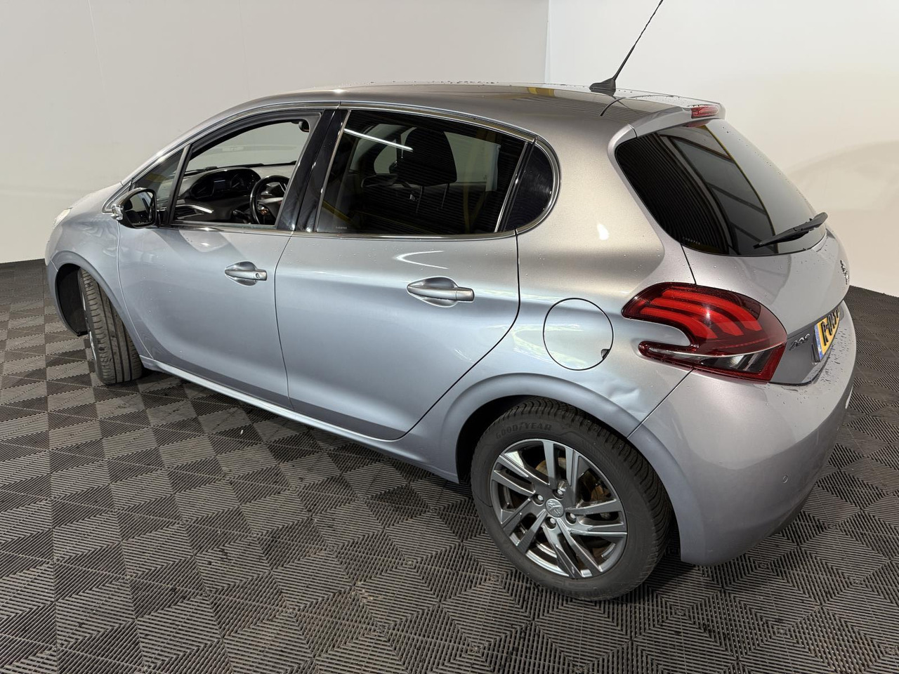 Peugeot | 208 | 1.5 BlueHDi Blue Lease Allure | 2019 | 183.354 km | R049BT | Geen oordeel - Хетчбек: фото 3 Peugeot | 208 | 1.5 BlueHDi Blue Lease Allure | 2019 | 183.354 km | R049BT | Geen oordeel - Хетчбек: фото 3