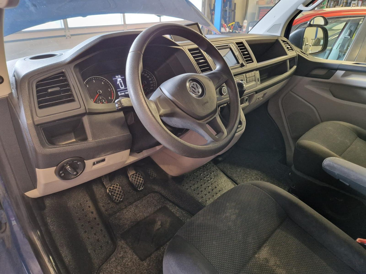 Volkswagen | Transporter | 2.0 TDI L1H1 DC Highline | 2018 | 251.292 km | V731RR | Logisch - Вантажопасажирський фургон: фото 3 Volkswagen | Transporter | 2.0 TDI L1H1 DC Highline | 2018 | 251.292 km | V731RR | Logisch - Вантажопасажирський фургон: фото 3