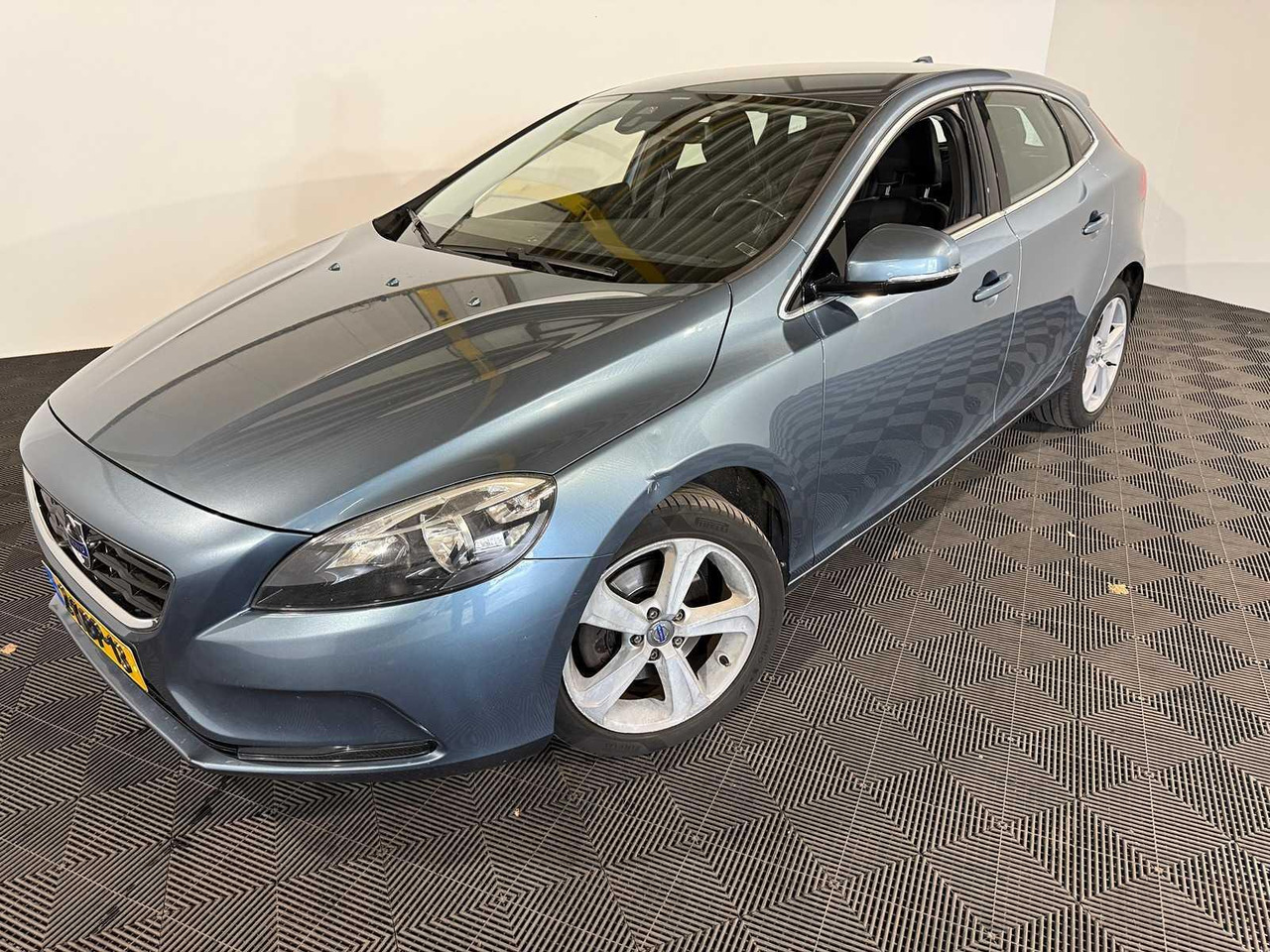 Volvo V40 1.6 T3 Momentum 2-KBP-13 210.566 km - Легковий автомобіль: фото 1 Volvo V40 1.6 T3 Momentum 2-KBP-13 210.566 km - Легковий автомобіль: фото 1