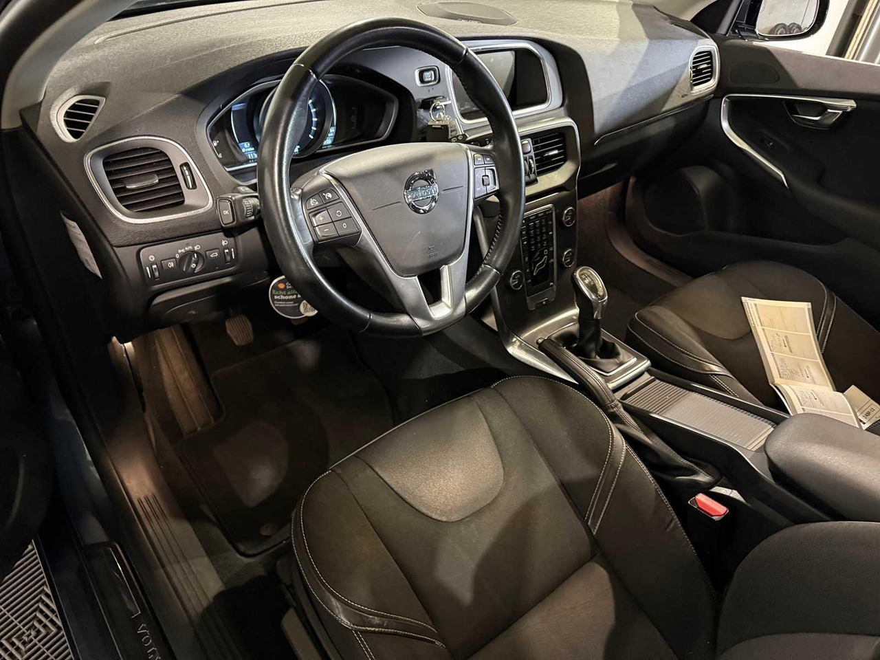 Volvo V40 1.6 T3 Momentum 2-KBP-13 210.566 km - Легковий автомобіль: фото 2 Volvo V40 1.6 T3 Momentum 2-KBP-13 210.566 km - Легковий автомобіль: фото 2