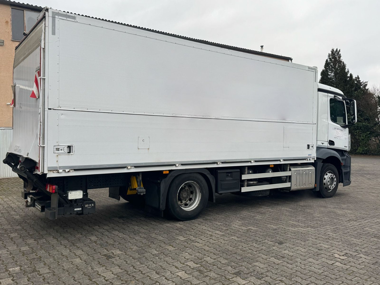 Mercedes-Benz Antos 1836L/4x2/2t.LBW/2xAHK/aus.1Hand/16.Pal. - Для перевезення напоїв вантажівка: фото 4 Mercedes-Benz Antos 1836L/4x2/2t.LBW/2xAHK/aus.1Hand/16.Pal. - Для перевезення напоїв вантажівка: фото 4