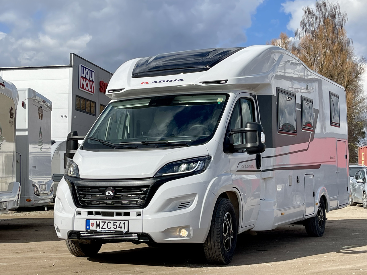 Adria Matrix Plus 670DC - Напівінтегрований автобудинок: фото 1 Adria Matrix Plus 670DC - Напівінтегрований автобудинок: фото 1