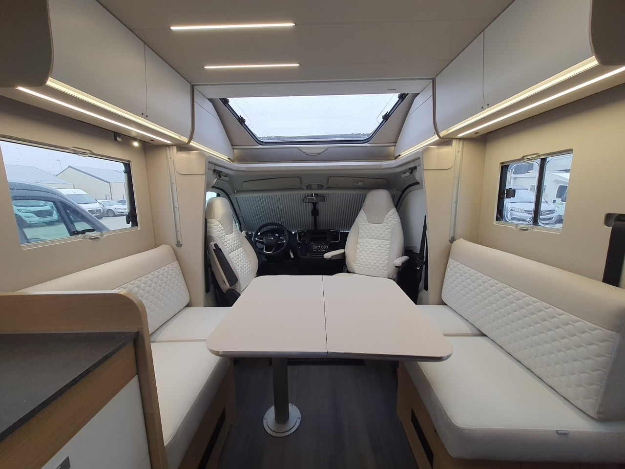 Adria Matrix Plus 670DC - Напівінтегрований автобудинок: фото 4 Adria Matrix Plus 670DC - Напівінтегрований автобудинок: фото 4