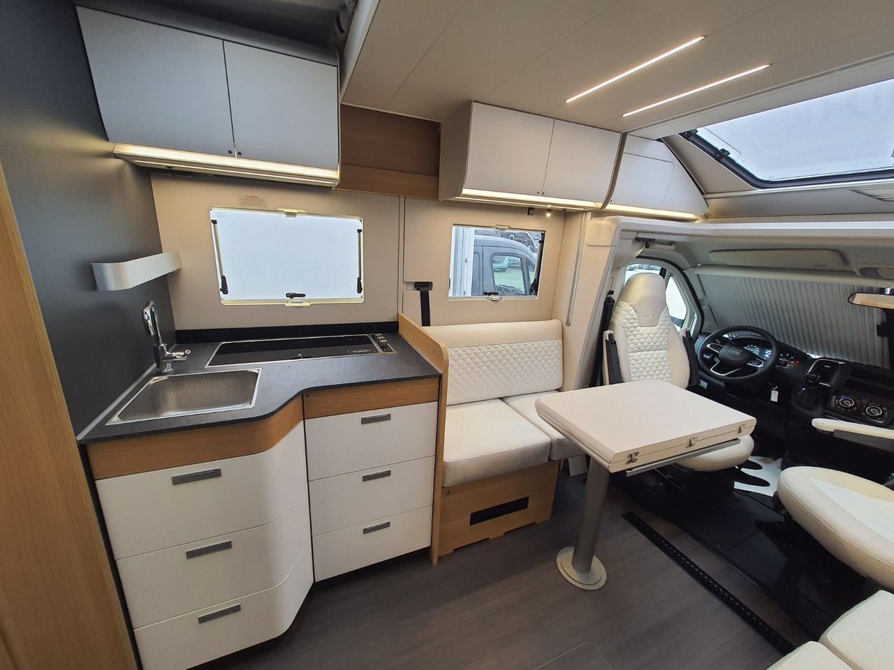 Adria Matrix Plus 670DC - Напівінтегрований автобудинок: фото 5 Adria Matrix Plus 670DC - Напівінтегрований автобудинок: фото 5