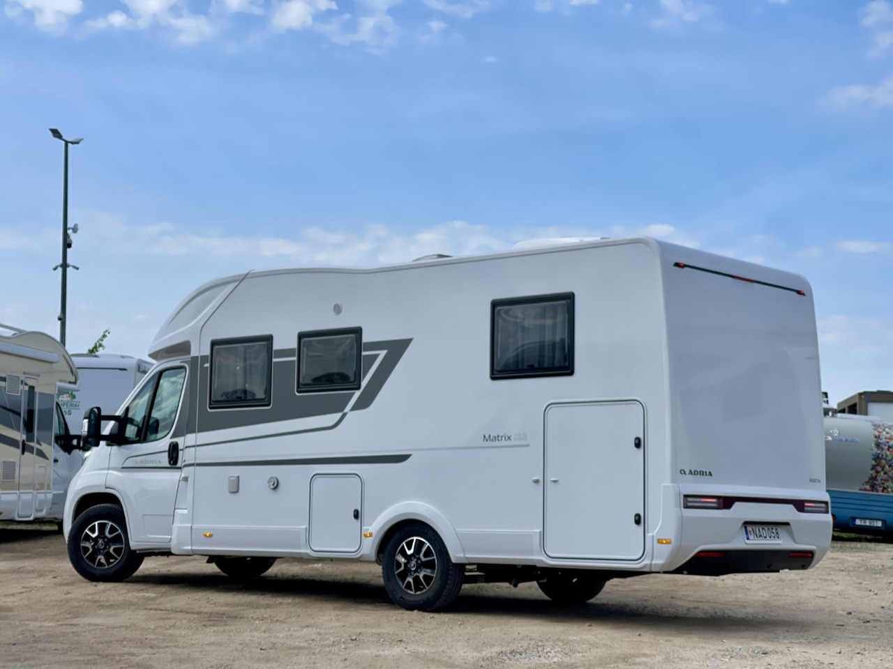 Adria Matrix Plus 670DC - Напівінтегрований автобудинок: фото 2 Adria Matrix Plus 670DC - Напівінтегрований автобудинок: фото 2