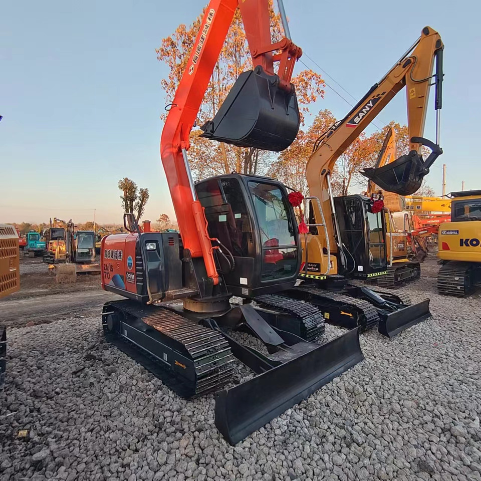 HITACHI ZX70 - Гусеничний екскаватор: фото 1 HITACHI ZX70 - Гусеничний екскаватор: фото 1