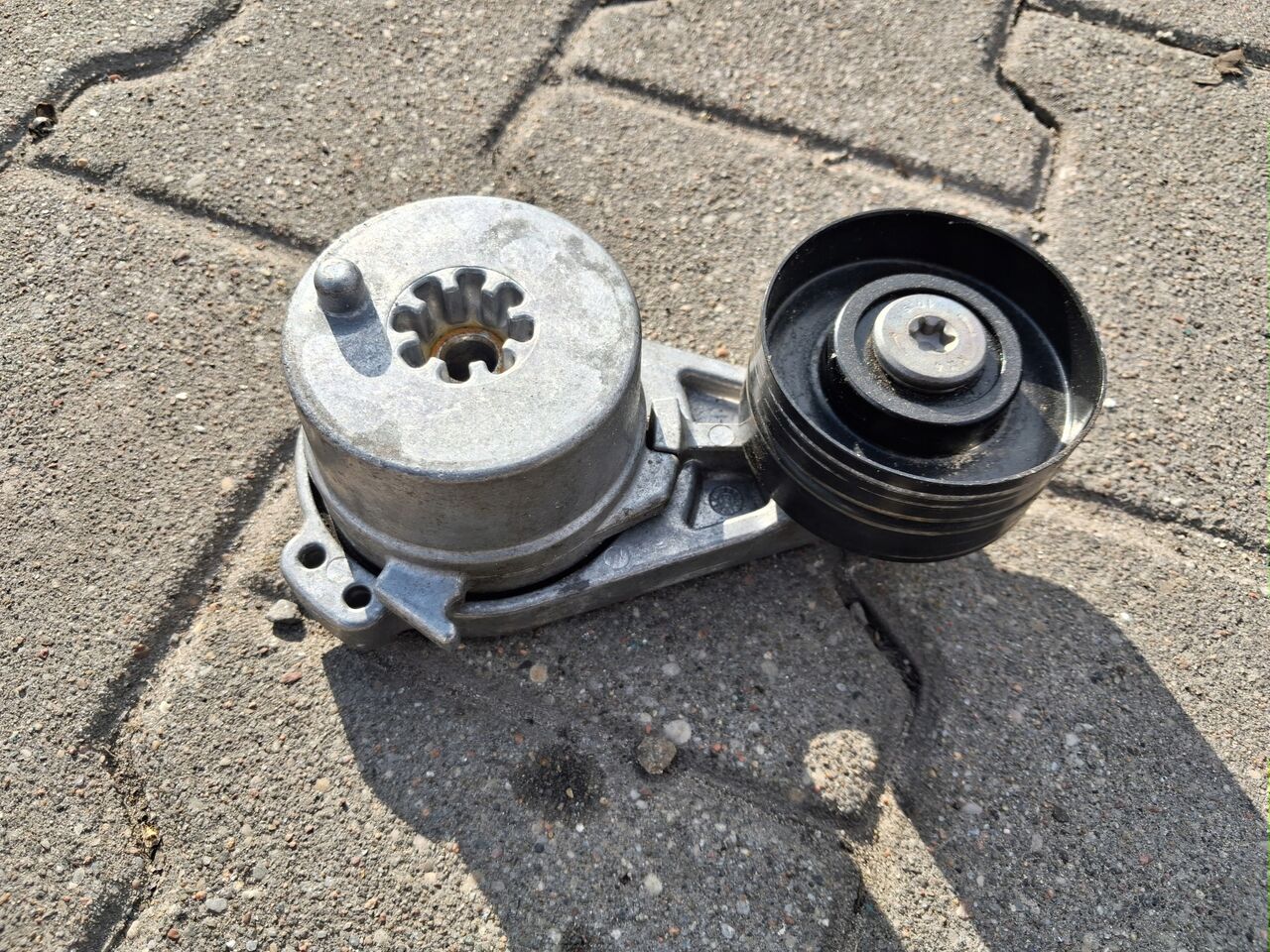 VOLVO ROLKA NAPINACZ PASKA ALTERNATORA RENAULT RANGE GAMA T VOLVO FH 4 5 - Двигун та запчастини в категорії Вантажівки: фото 1 VOLVO ROLKA NAPINACZ PASKA ALTERNATORA RENAULT RANGE GAMA T VOLVO FH 4 5 - Двигун та запчастини в категорії Вантажівки: фото 1