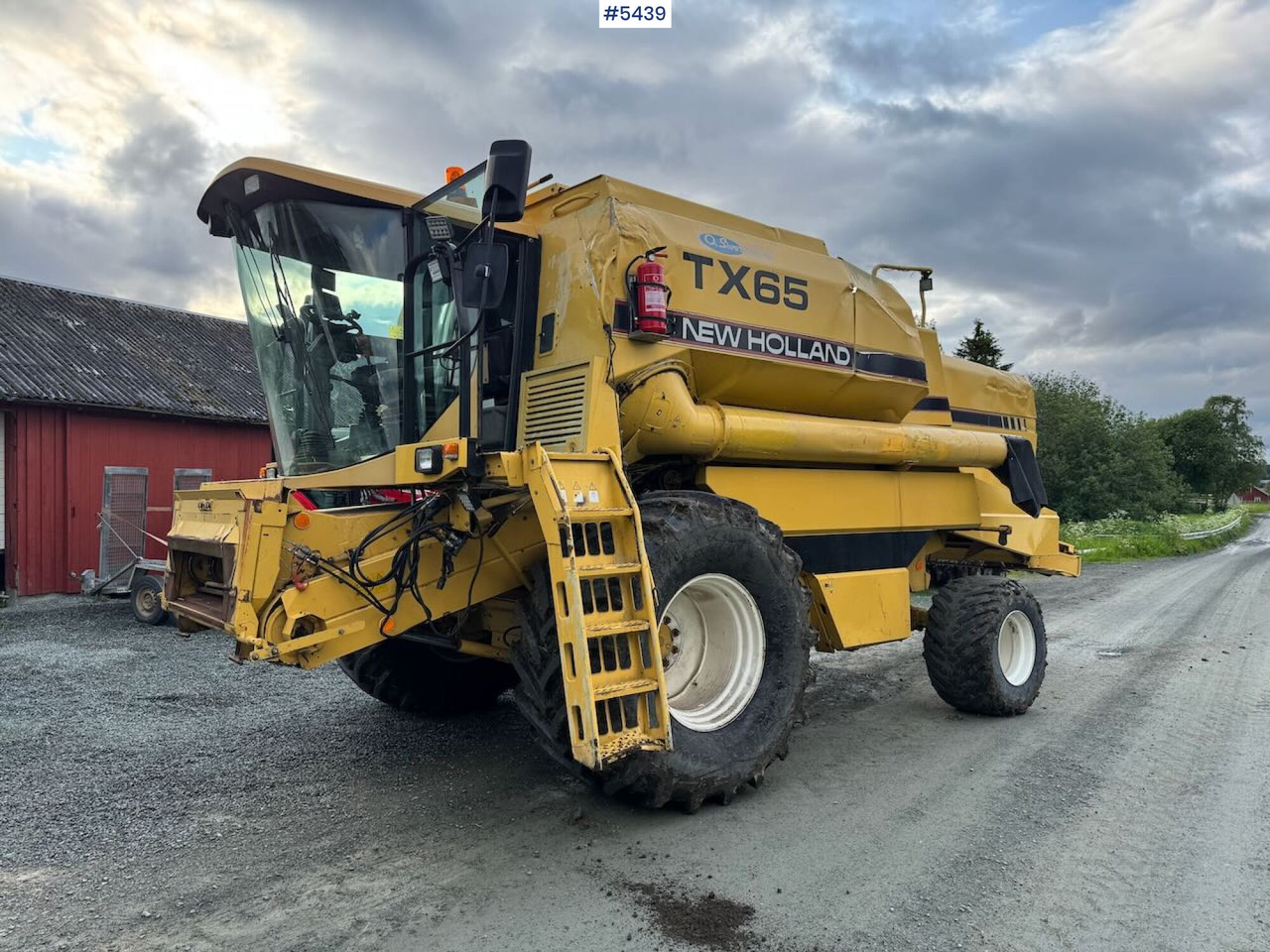 1995 New Holland TX65 m/ 20 fot skjærebord og henger - Зернозбиральний комбайн: фото 1 1995 New Holland TX65 m/ 20 fot skjærebord og henger - Зернозбиральний комбайн: фото 1