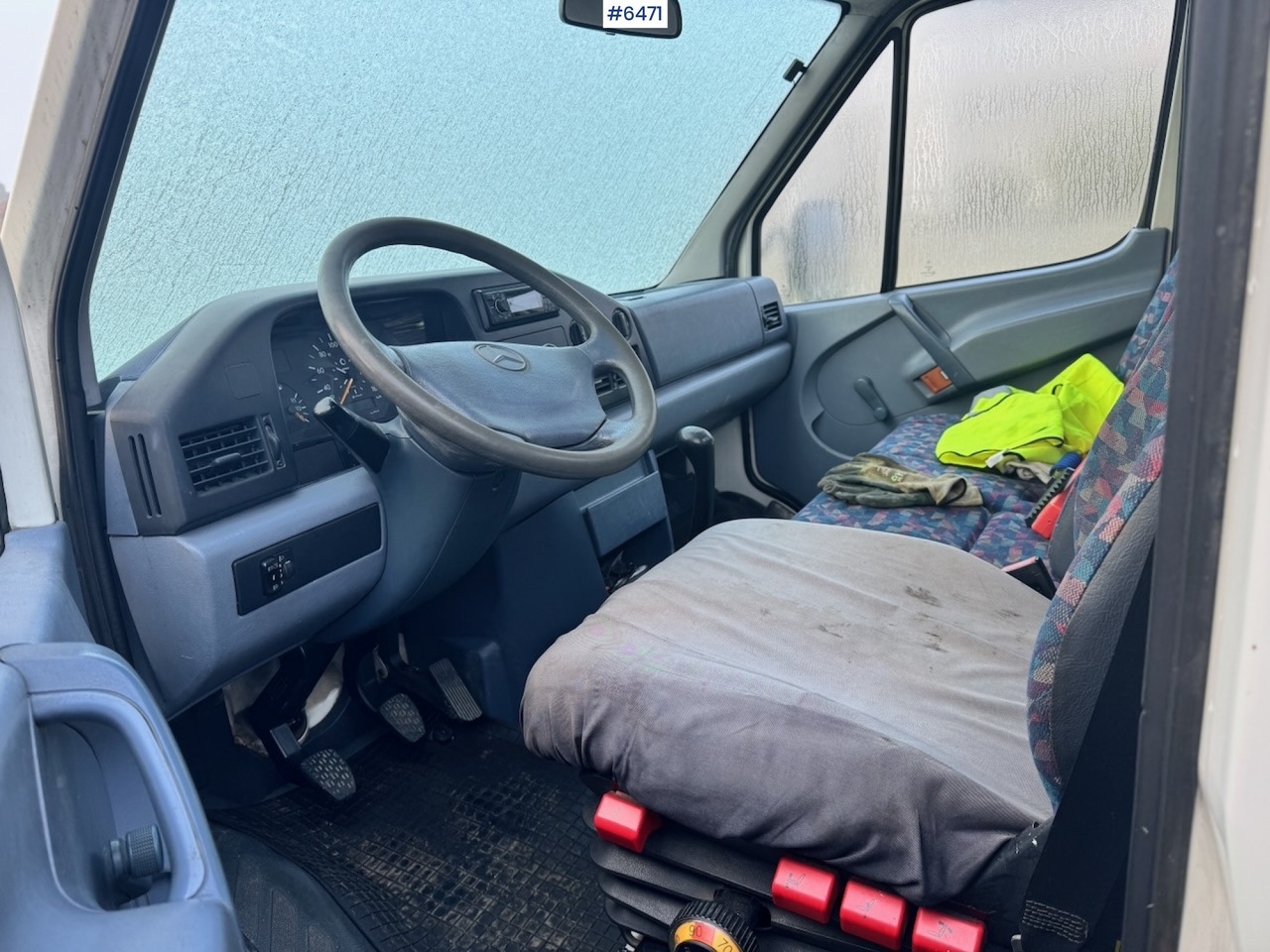 Легка бортова вантажівка 1996 Mercedes 412D Flatbed truck w/ Rear-mounted crane.: фото 13 Легка бортова вантажівка 1996 Mercedes 412D Flatbed truck w/ Rear-mounted crane.: фото 13