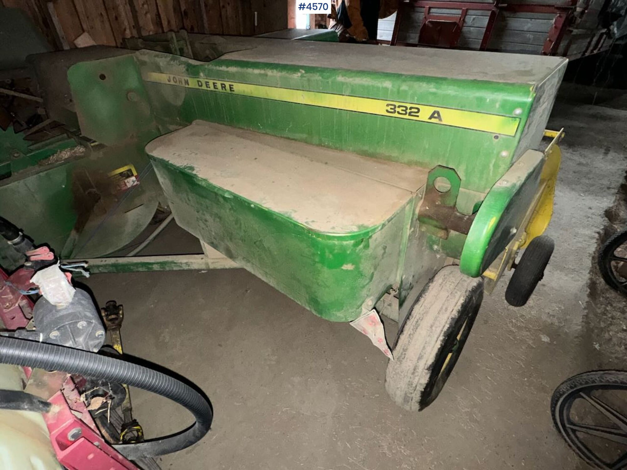 John Deere 332A Square baler - Техніка для сінозаготівлі: фото 1 John Deere 332A Square baler - Техніка для сінозаготівлі: фото 1