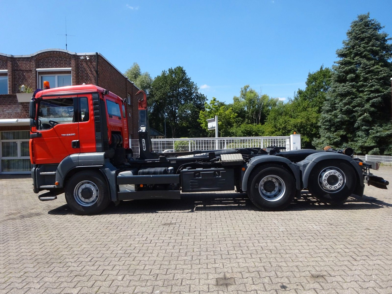 MAN 26.360 TGA PALFINGER Abroller 6x2-4 Hydrodrive - Гаковий мультиліфт вантажівка: фото 1 MAN 26.360 TGA PALFINGER Abroller 6x2-4 Hydrodrive - Гаковий мультиліфт вантажівка: фото 1
