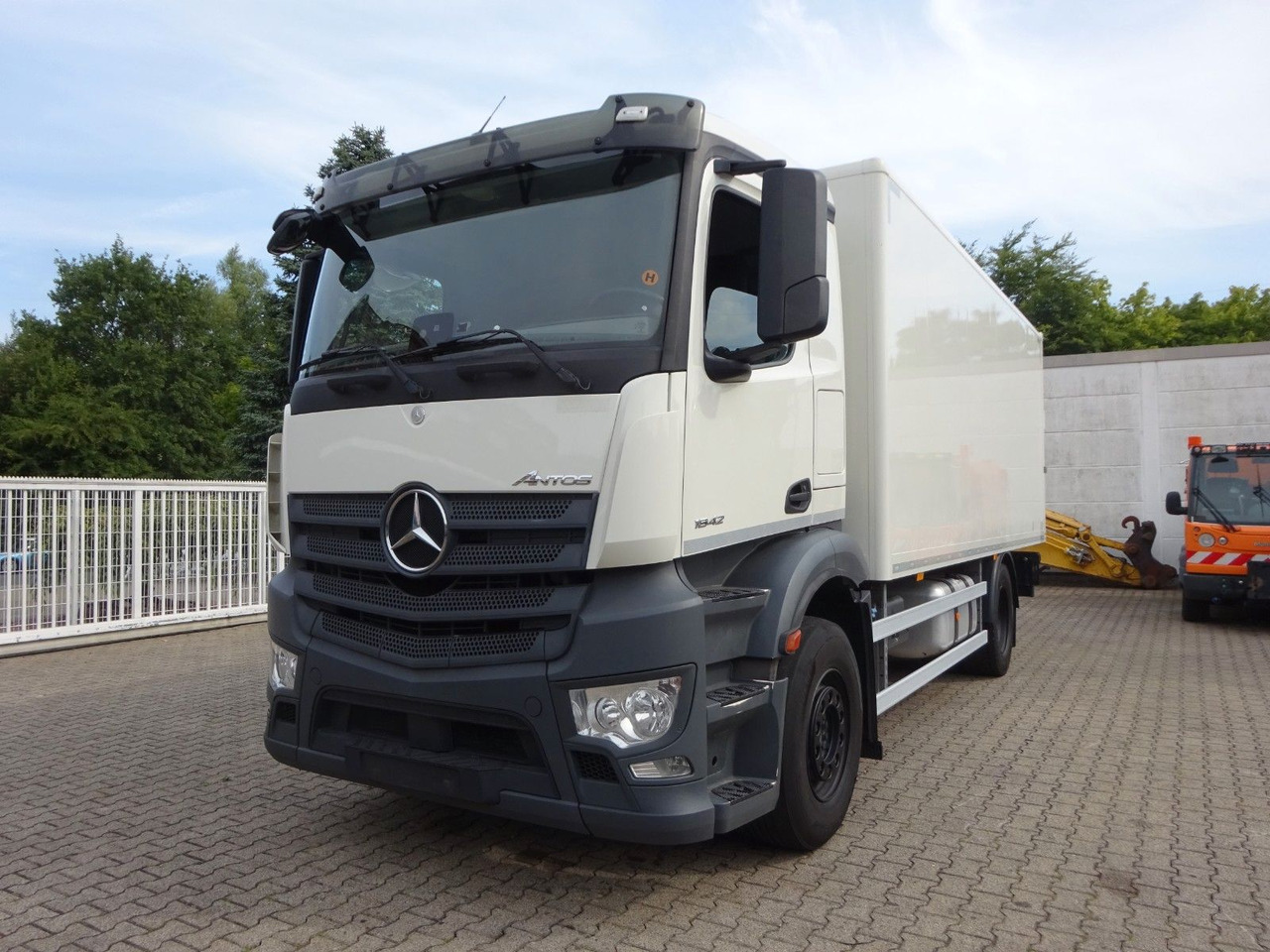 Mercedes-Benz 1842 Antos Koffer + BÄR Ladebordwand 4x2 - Вантажівка з закритим кузовом: фото 2 Mercedes-Benz 1842 Antos Koffer + BÄR Ladebordwand 4x2 - Вантажівка з закритим кузовом: фото 2