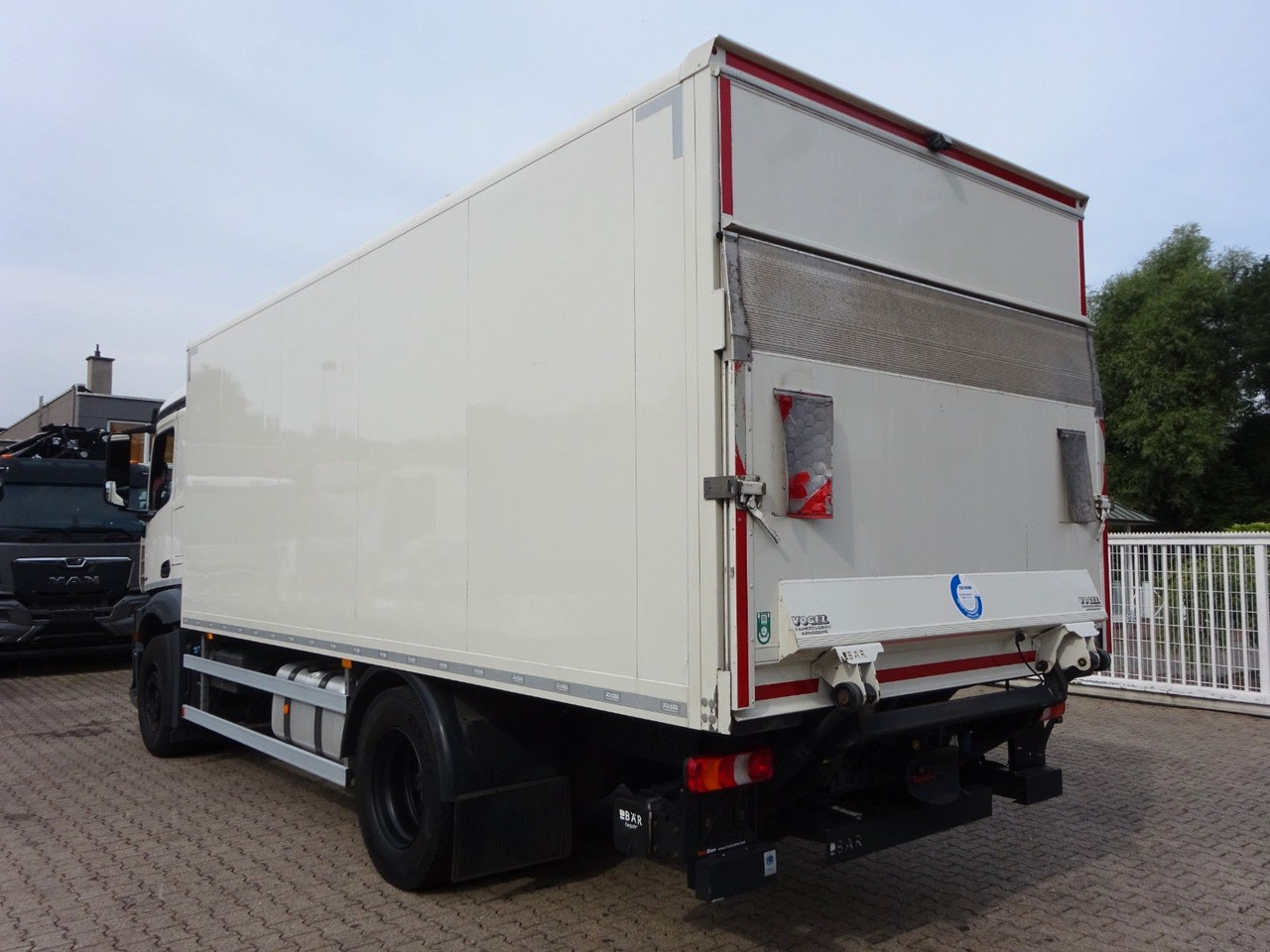 Mercedes-Benz 1842 Antos Koffer + BÄR Ladebordwand 4x2 - Вантажівка з закритим кузовом: фото 4 Mercedes-Benz 1842 Antos Koffer + BÄR Ladebordwand 4x2 - Вантажівка з закритим кузовом: фото 4