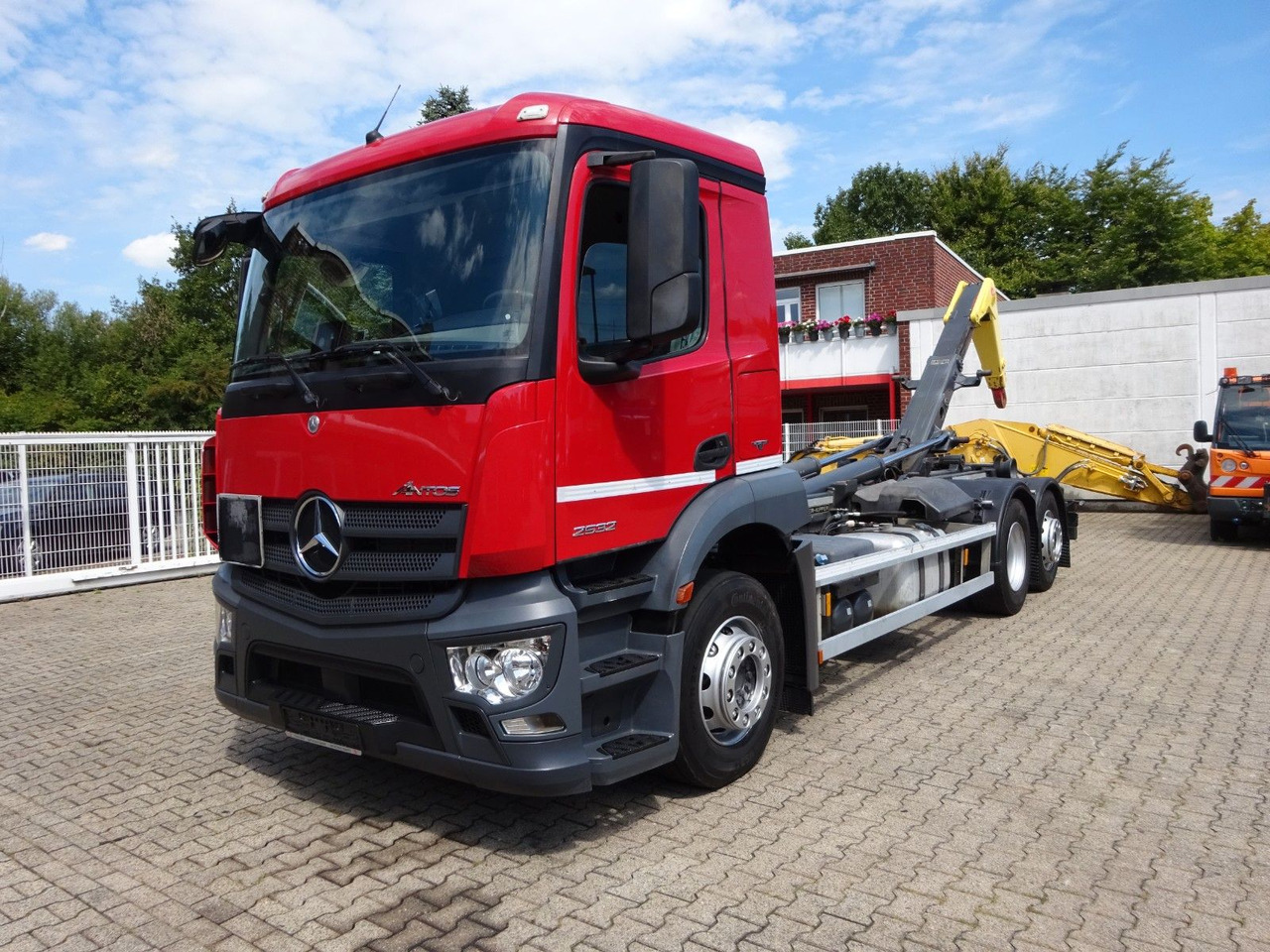 Mercedes-Benz 2532 ANTOS MEILLER Abroller Lift+Lenkachse 6x2 - Гаковий мультиліфт вантажівка: фото 1 Mercedes-Benz 2532 ANTOS MEILLER Abroller Lift+Lenkachse 6x2 - Гаковий мультиліфт вантажівка: фото 1