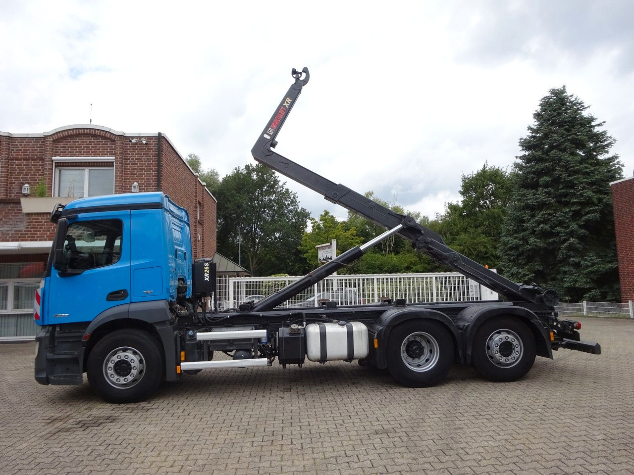 Mercedes-Benz 2533 Antos MULTILIFT Abroller 6x2 - Гаковий мультиліфт вантажівка: фото 2 Mercedes-Benz 2533 Antos MULTILIFT Abroller 6x2 - Гаковий мультиліфт вантажівка: фото 2