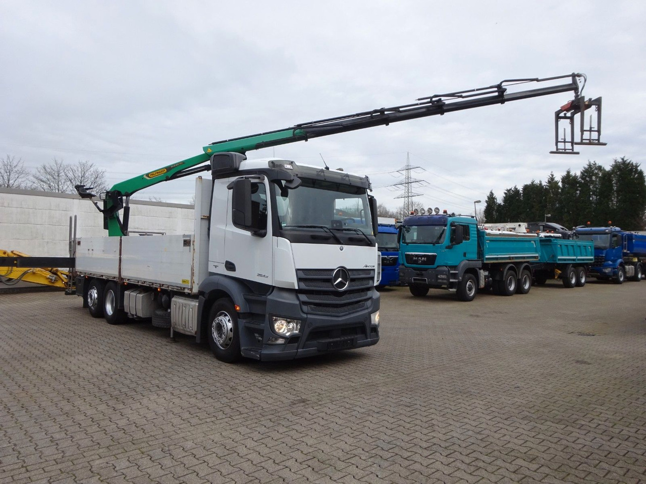 Mercedes-Benz 2543 Antos Baustoff +PK 26001 bis 20 m Auslage Mercedes-Benz 2543 Antos Baustoff +PK 26001 bis 20 m Auslage - Вантажівка з маніпулятором, Бортова вантажівка/ Платформа: фото 2 Mercedes-Benz 2543 Antos Baustoff +PK 26001 bis 20 m Auslage Mercedes-Benz 2543 Antos Baustoff +PK 26001 bis 20 m Auslage - Вантажівка з маніпулятором, Бортова вантажівка/ Платформа: фото 2