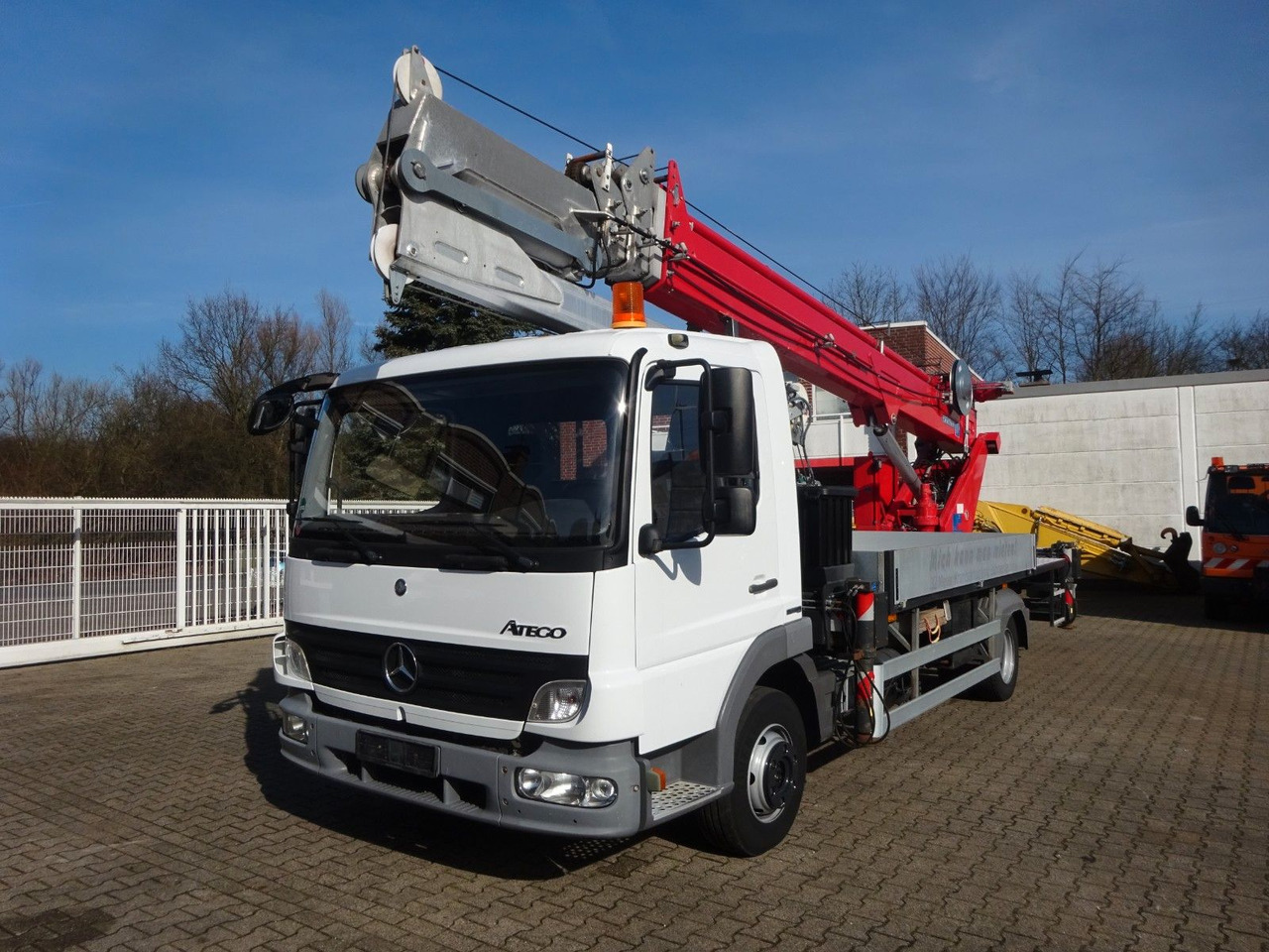 Mercedes-Benz 818 Atego + Böcker AK 32 Meter Dachdeckerkran - Вантажівка з маніпулятором: фото 1 Mercedes-Benz 818 Atego + Böcker AK 32 Meter Dachdeckerkran - Вантажівка з маніпулятором: фото 1