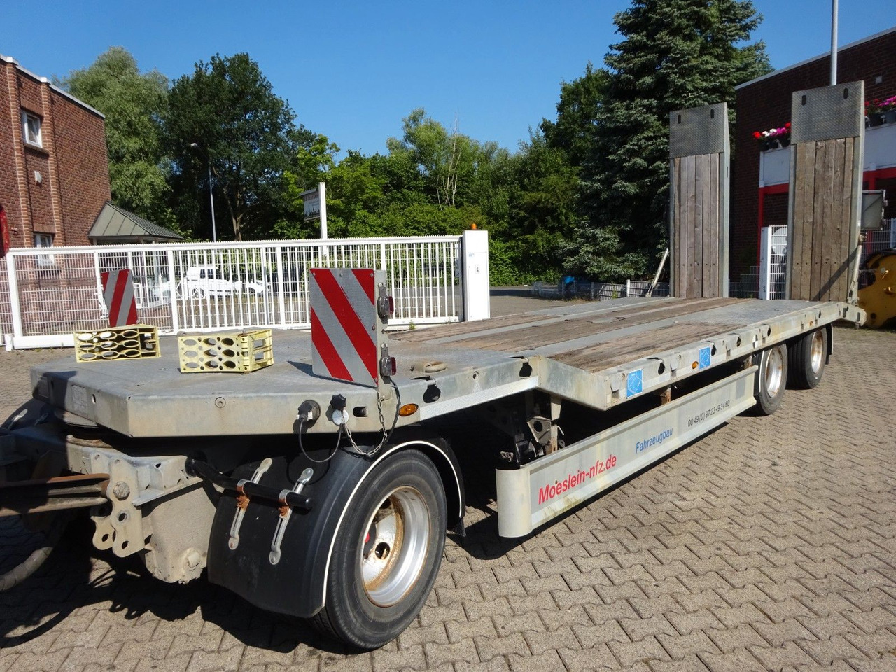 Möslein Tieflader Anhänger mit 3 Achsen und Rampen - Низькорамна платформа причіп: фото 1 Möslein Tieflader Anhänger mit 3 Achsen und Rampen - Низькорамна платформа причіп: фото 1