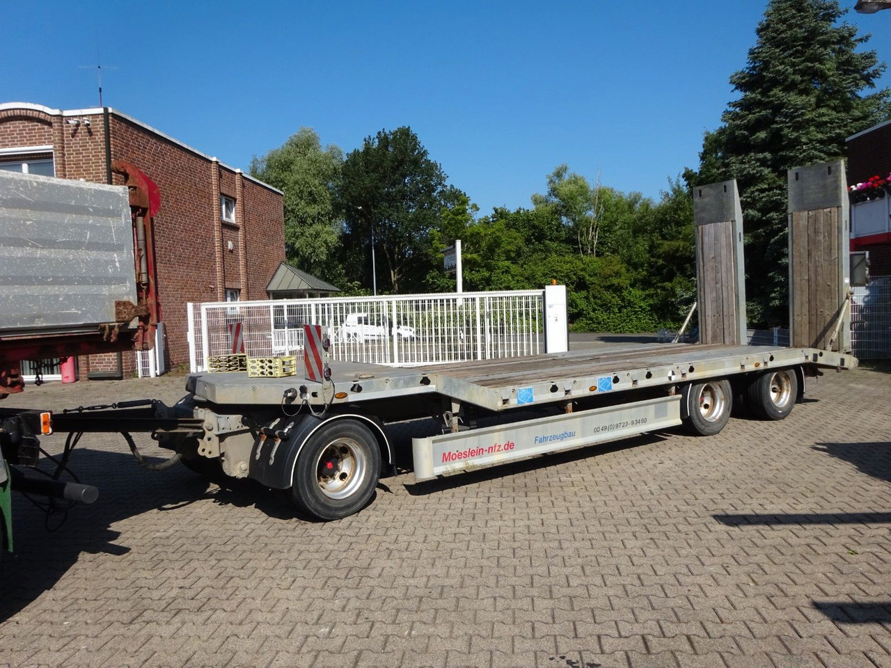 Möslein Tieflader Anhänger mit 3 Achsen und Rampen - Низькорамна платформа причіп: фото 2 Möslein Tieflader Anhänger mit 3 Achsen und Rampen - Низькорамна платформа причіп: фото 2