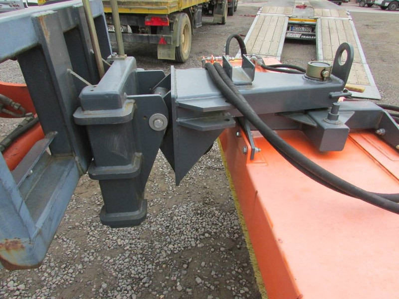 Tuchel Profi 600-230 Kehrbesen / 6.500 EUR - Навісне обладнання в категорії Будівельна техніка: фото 4 Tuchel Profi 600-230 Kehrbesen / 6.500 EUR - Навісне обладнання в категорії Будівельна техніка: фото 4