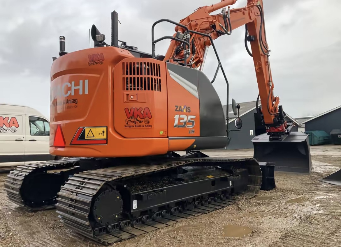 HITACHI ZX135 - Гусеничний екскаватор: фото 1 HITACHI ZX135 - Гусеничний екскаватор: фото 1