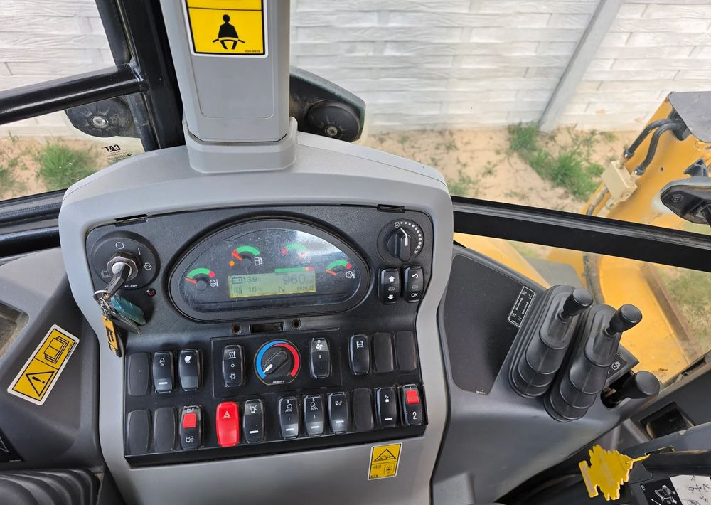 JCB - Екскаватор-навантажувач: фото 5 JCB - Екскаватор-навантажувач: фото 5