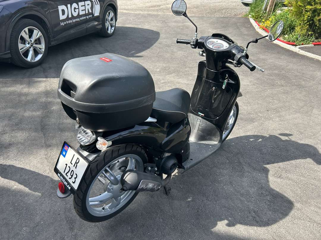 2011 Moped APRILIA APRILIA SCARABEO50 2T NERO APR - Причіп для мотоцикла: фото 3 2011 Moped APRILIA APRILIA SCARABEO50 2T NERO APR - Причіп для мотоцикла: фото 3