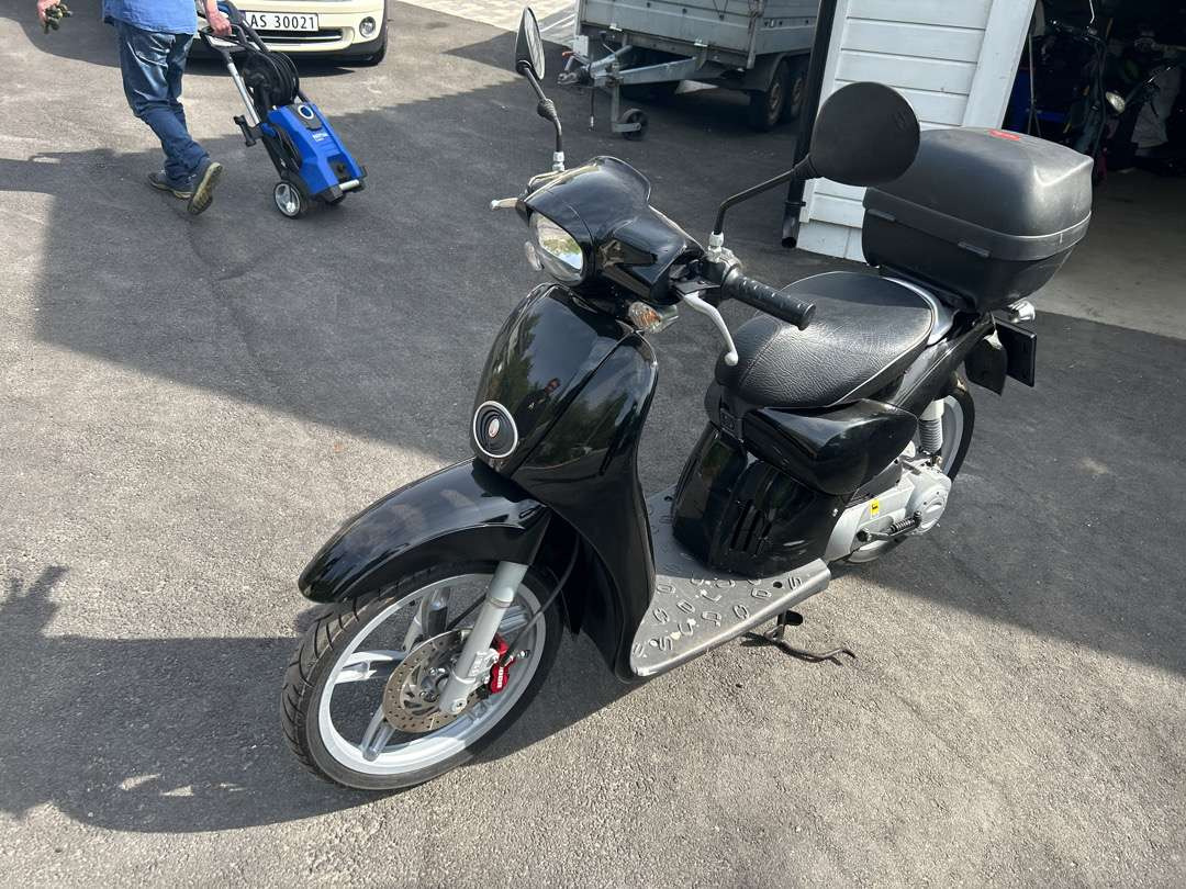 2011 Moped APRILIA APRILIA SCARABEO50 2T NERO APR - Причіп для мотоцикла: фото 1 2011 Moped APRILIA APRILIA SCARABEO50 2T NERO APR - Причіп для мотоцикла: фото 1