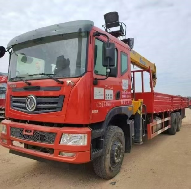 DONGFENG - Вантажівка з маніпулятором: фото 1 DONGFENG - Вантажівка з маніпулятором: фото 1