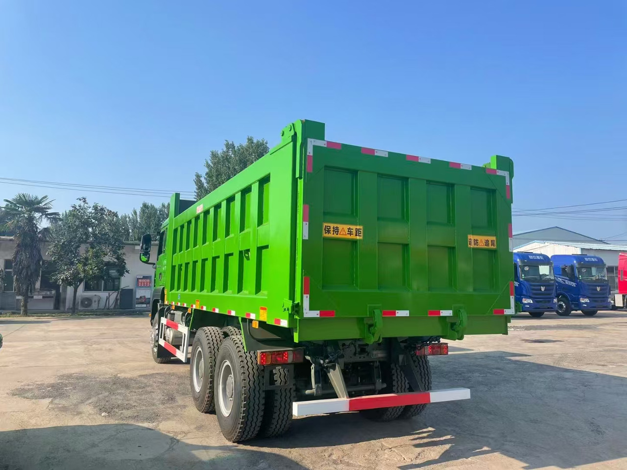 Самоскид вантажівка Для транспортування цементу Sinotruck: фото 8
