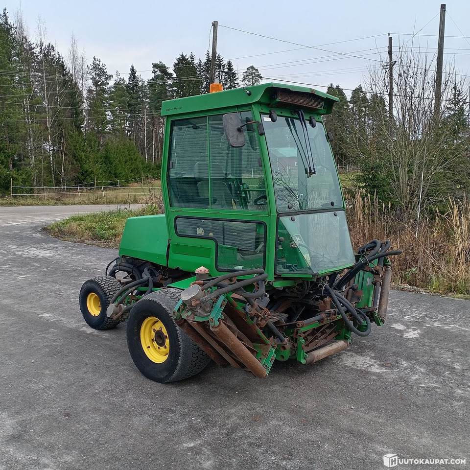 John Deere 3235 kelaleikkuri, 4 WD ja hytti, Hollola - Газонокосарка: фото 1 John Deere 3235 kelaleikkuri, 4 WD ja hytti, Hollola - Газонокосарка: фото 1