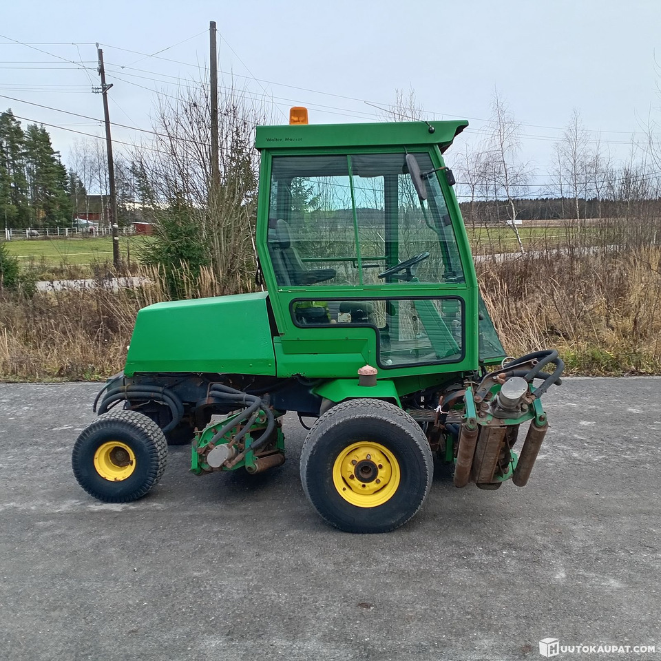 John Deere 3235 kelaleikkuri, 4 WD ja hytti, Hollola - Газонокосарка: фото 3 John Deere 3235 kelaleikkuri, 4 WD ja hytti, Hollola - Газонокосарка: фото 3