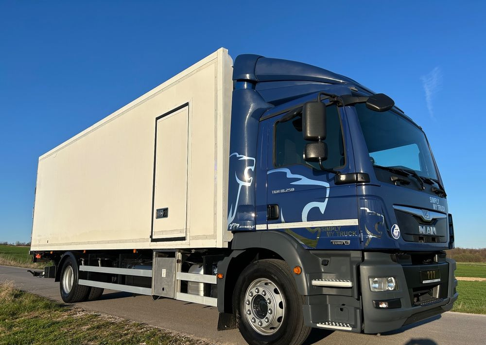 MAN TGM 18.250 Carrier 1950 D/E z Holandii / TOP STAN / 7.44m / 18 palet / winda + drzwi + drzwi boczne / OKAZJA - Рефрижератор вантажівка: фото 1 MAN TGM 18.250 Carrier 1950 D/E z Holandii / TOP STAN / 7.44m / 18 palet / winda + drzwi + drzwi boczne / OKAZJA - Рефрижератор вантажівка: фото 1