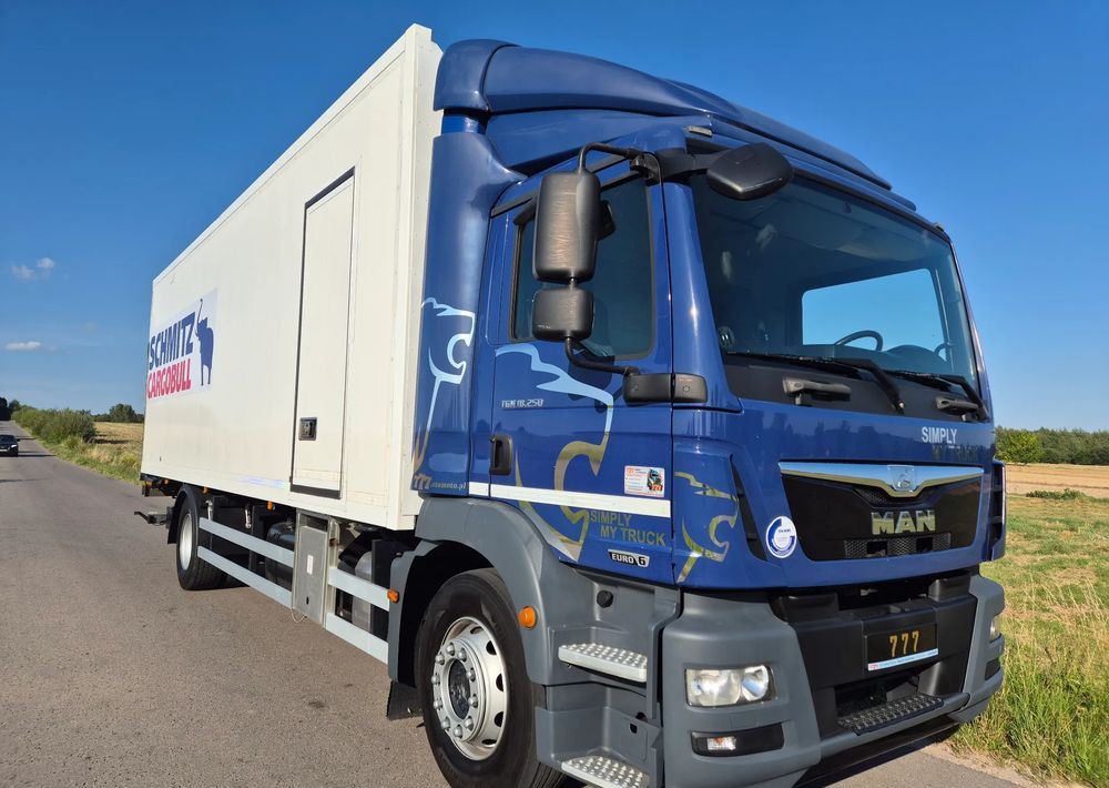 MAN TGM 18.250 Carrier 1950 D/E z Holandii / TOP STAN / 7.5m / 18 palet / winda + drzwi boczne / OKAZJA - Рефрижератор вантажівка: фото 4 MAN TGM 18.250 Carrier 1950 D/E z Holandii / TOP STAN / 7.5m / 18 palet / winda + drzwi boczne / OKAZJA - Рефрижератор вантажівка: фото 4