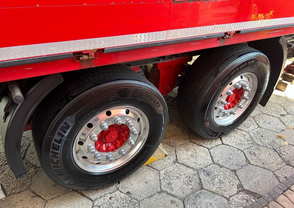 Schmitz Cargobull 7.7m OCYNK OSIE MERCEDES ALUFELGI KONTENER TANDEM NAPOJÓWKA OTWIERANY BOK DO NAPOJÓW STAN BDB - Закритий кузов причіп: фото 4 Schmitz Cargobull 7.7m OCYNK OSIE MERCEDES ALUFELGI KONTENER TANDEM NAPOJÓWKA OTWIERANY BOK DO NAPOJÓW STAN BDB - Закритий кузов причіп: фото 4