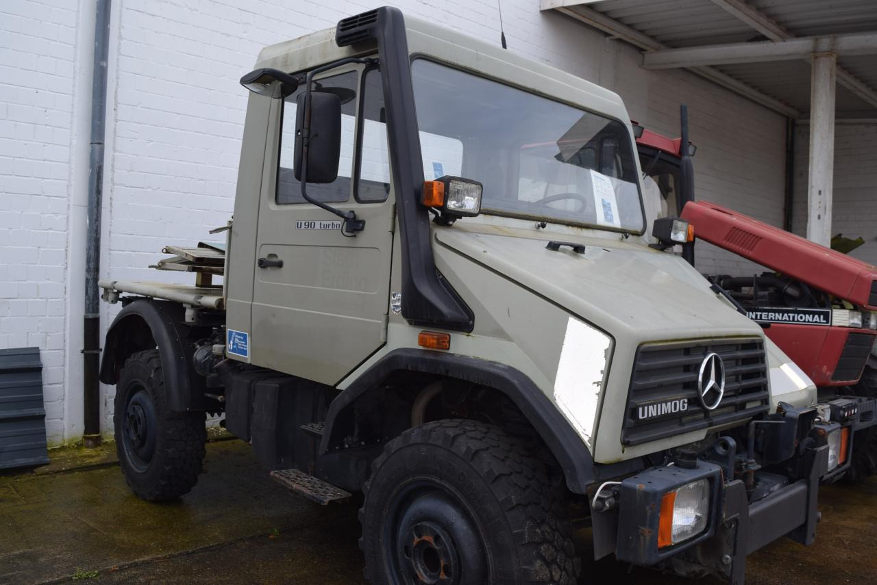 Mercedes-Benz Unimog U 90 - Трактор: фото 2 Mercedes-Benz Unimog U 90 - Трактор: фото 2