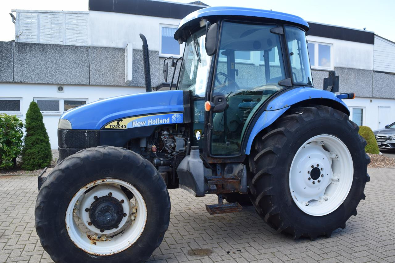 New Holland TD 5040 - Трактор: фото 1 New Holland TD 5040 - Трактор: фото 1