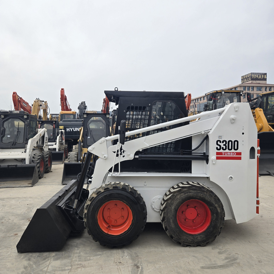 BOBCAT S300 - Міні-навантажувач: фото 1 BOBCAT S300 - Міні-навантажувач: фото 1