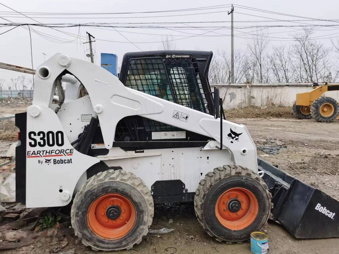 Bobcat S300 - Міні-навантажувач: фото 1 Bobcat S300 - Міні-навантажувач: фото 1