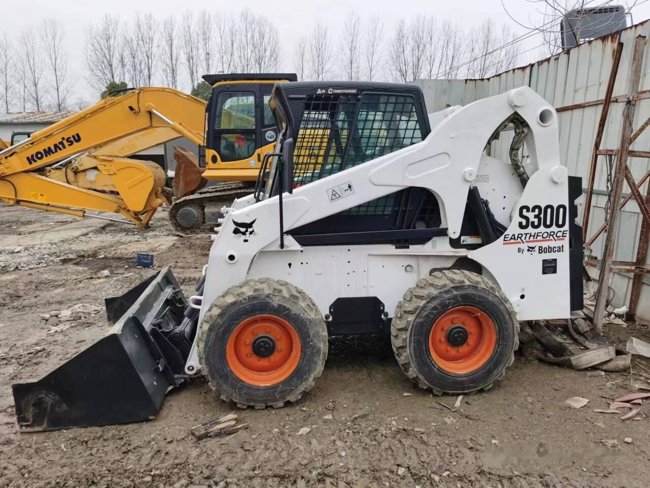 Bobcat S300 - Міні-навантажувач: фото 3 Bobcat S300 - Міні-навантажувач: фото 3
