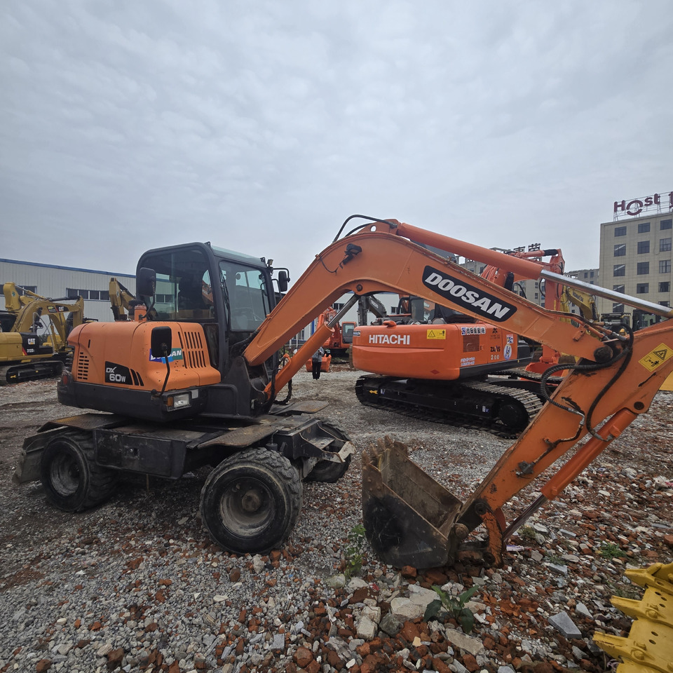 DOOSAN DX60W - Колісний екскаватор: фото 2 DOOSAN DX60W - Колісний екскаватор: фото 2