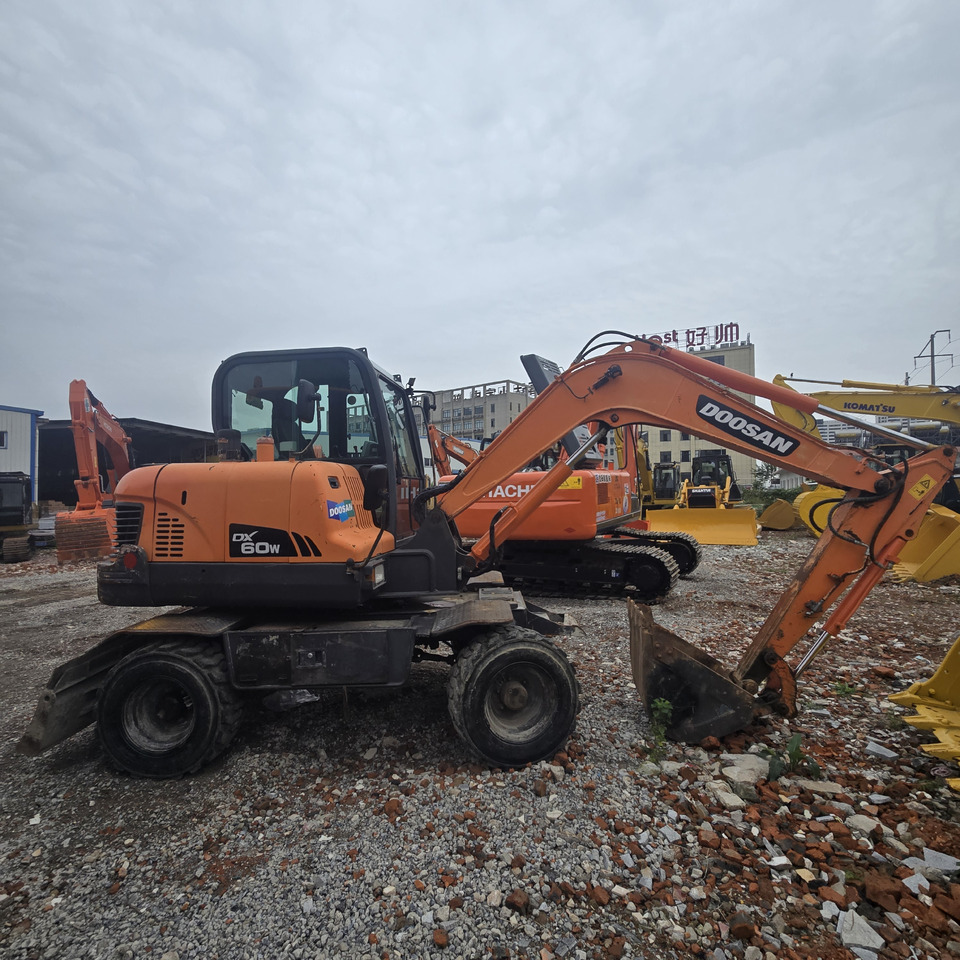 DOOSAN DX60W - Колісний екскаватор: фото 1 DOOSAN DX60W - Колісний екскаватор: фото 1