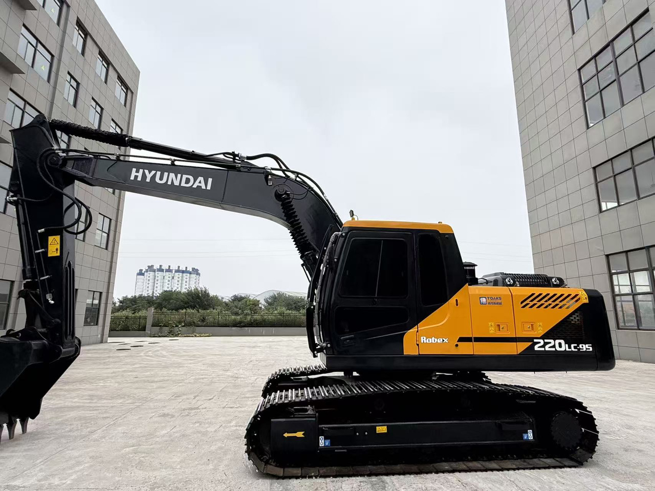 HYUNDAI R220LC-9S - Гусеничний екскаватор: фото 1 HYUNDAI R220LC-9S - Гусеничний екскаватор: фото 1